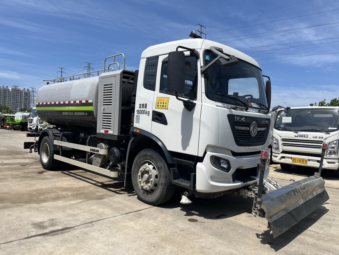 二手國六東風天錦清洗車 2??年份：2021年5月 3??發動機：康機230馬力，國六 4??底盤配置：東風天錦底盤，六檔變速箱，4500軸距，275真空胎，